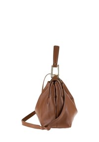 Sac à main en cuir grainé marron avec des ferrures dorées, une poignée supérieure et une bandoulière réglable, présenté de côté.