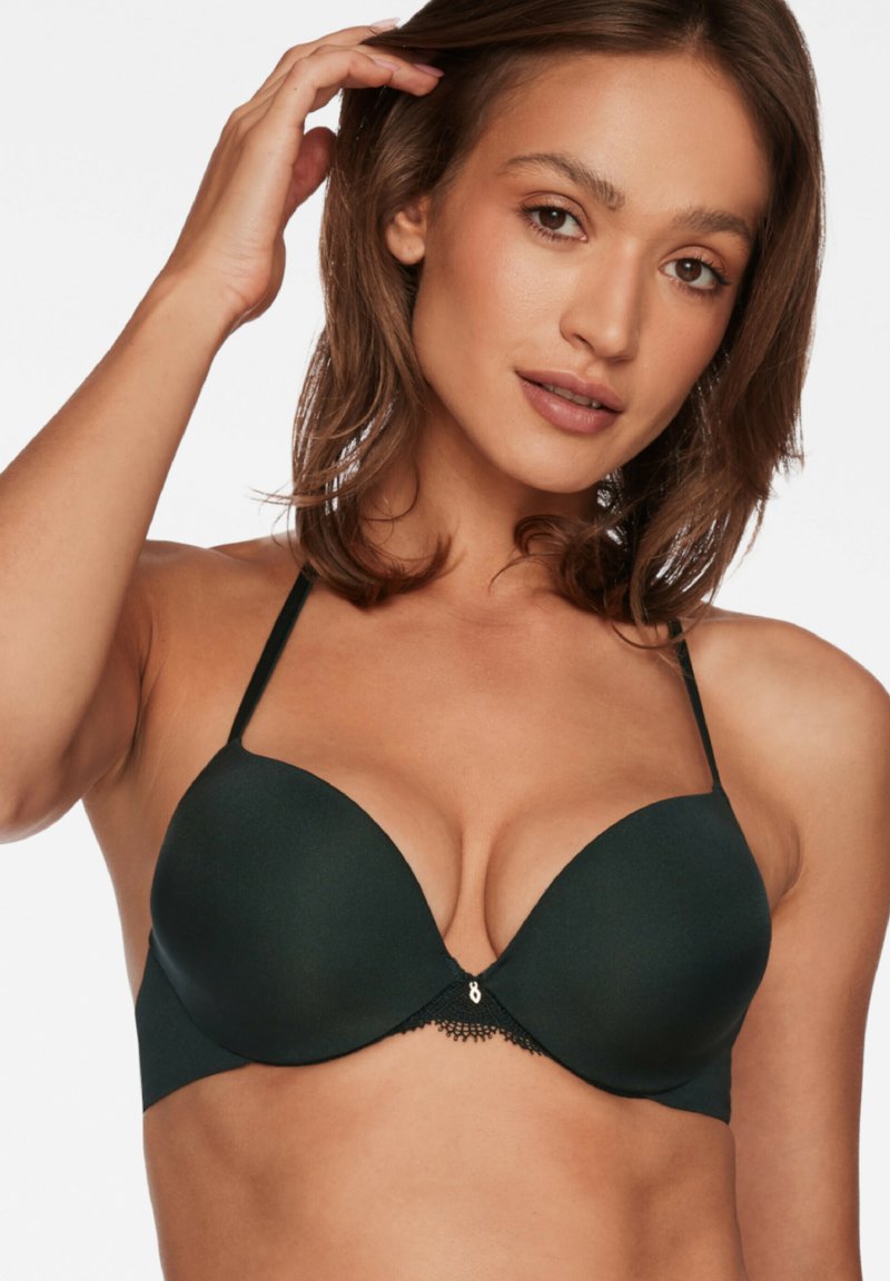 Schwarzer gepolsterter BH mit Spitzenrand und kleinem metallischen Akzent in der Mitte. Verfügt über dünne, verstellbare Träger und glatte Stoffstruktur.