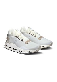 Ein Paar weiße und beige Sportschuhe mit gepolsterten Sohlen und atmungsaktiven Netzoberteilen, schräg positioniert, um Seiten- und Frontdetails zu zeigen.