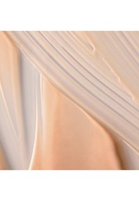 Opera ceramica astratta con forme fluide e lisce in beige e grigio chiaro, caratterizzata da texture lucide e motivi sovrapposti a onde.