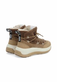Braune High-Top-Sneaker mit einer strukturierten, flauschigen Oberseite, Wildlederakzenten, einer tanfarbenen Gummisohle und schwarzem "NO NAME"-Logo an der Ferse.