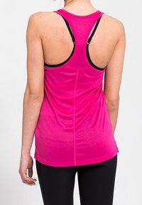 Top atlético rosa ajustado con diseño de espalda nadadora, que presenta una textura suave y tirantes negros contrastantes.