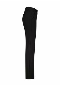 Sorte bukser med en slim fit og lige ben-design, glat stoftekstur og sidelommer, vist i profil mod en hvid baggrund.