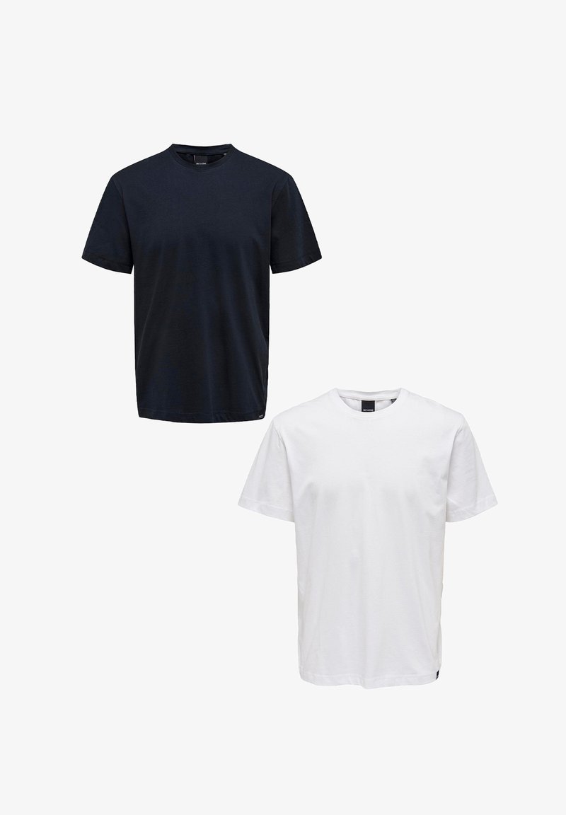 Zwei Baumwoll-T-Shirts: eines in Marineblau mit Rundhalsausschnitt und kurzen Ärmeln, und eines in Weiß mit demselben Design. Schlichte, unverzierte Erscheinung.