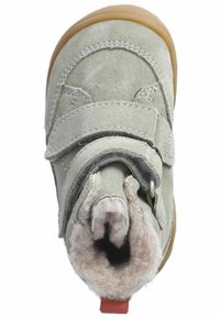 Grüner Wildleder-Ankle-Boot mit Klettverschluss, weichem Innenfutter, runder Fußspitze und Gummisohle. Mit einem kontrastierenden roten Fersenlasche.