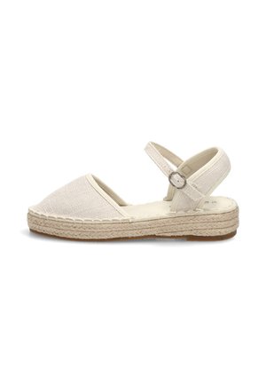 Sandalia espadrille beige con puntera cerrada, correa en el tobillo, hebilla metálica y suela plataforma de yute trenzado.