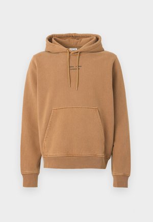 Brun huvtröja med en framficka, dragsko-mudd och logotext på bröstet. Tillverkad av mjukt tyg med en något texturerad yta.