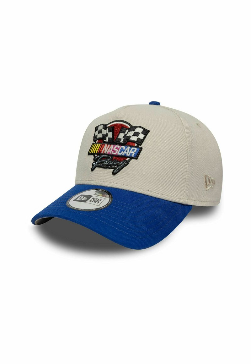 NASCAR baseball cap med cremefarvet front og blå skygge. Udstyret med broderet logo med ternede flag. Lavet af stof med syede detaljer.