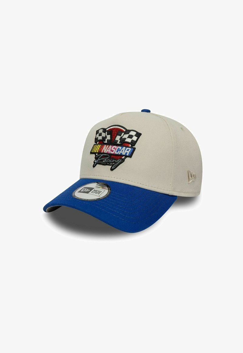 NASCAR-Baseballcap mit cremefarbenem Vorderteil und blassem Schirm. Verfügt über ein gesticktes Logo mit karierten Flaggen. Hergestellt aus Stoff mit gestickten Details.