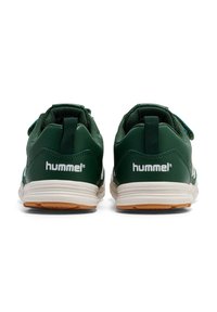 Groene sportieve schoenen met een synthetisch en mesh bovenwerk, voorzien van klittenband, witte logo's en een gestructureerde rubberen zool.