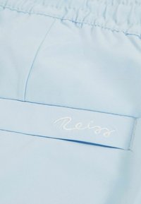 Material ușor albastru cu o textură netedă, ce prezintă un logo brodat "Reiss" pe un buzunar. Talie elastică pentru ajustarea potrivirii.