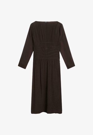 Braunes, langärmeliges Kleid mit quadratischem Ausschnitt, geraffter Textur am Oberteil und lockerem, fließendem Rockdesign.