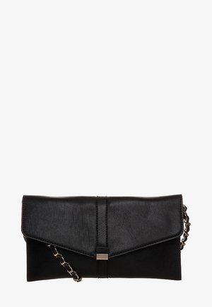 Pochette enveloppe en cuir noir avec une fermeture métallique et une bandoulière chaîne, présentée sur un fond blanc.