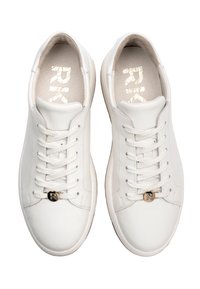 Białe skórzane sneakersy z teksturowaną powierzchnią, okrągłym czubkiem i płaskimi sznurowadłami. Posiadają metalowy akcent z logo po boku oraz minimalistyczny design.