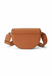 Brun læder crossbody taske med et rundt design, der har en struktureret overflade, en flad top og en guldfarvet hardware remmontering.
