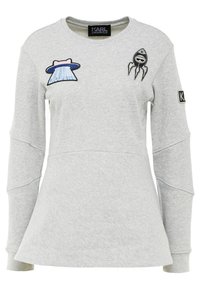 Jasnoszara bluza wykonana z bawełnianej mieszanki, z kolorowymi naszywkami haftowanymi przedstawiającymi UFO i rakietę z przodu. Okrągły dekolt, długie rękawy.