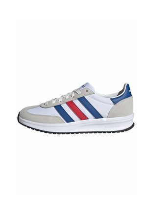 Sneaker con tomaia in pelle bianca, accenti in suede grigio, strisce blu e rosse. Presenta una suola in cloud foam e una suola in gomma testurizzata.