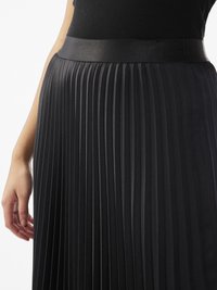 Saia preta plissada com um cós de cetim. Apresenta pregas verticais e uma textura suave, destacando um design elegante e ajustado.