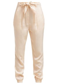 Pantalon fuselé en satin beige avec poignets élastiques, plis à la taille, poches latérales et ceinture en tissu nouée en nœud à l'avant.