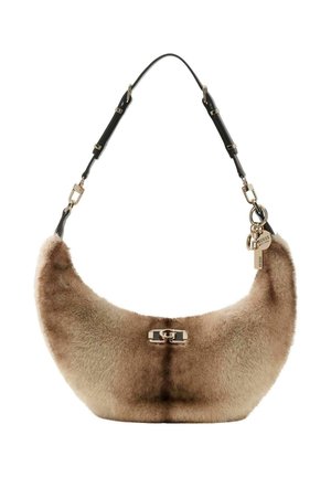 Sac hobo en fausse fourrure de couleur marron clair, avec une bandoulière noire ornée de ferrures dorées et un détail de pendentif en forme de serrure.