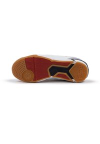 Suela de zapatilla deportiva con una base de goma color tostado, detalles en rojo y negro, patrón de agarre texturizado y una tapa de talón redondeada con detalle de marca.