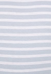 Ljust blått och vitt randigt tyg, slät textur, jämnt fördelade ränder, mjukt material, lämpligt för kläder eller hemtextilier.