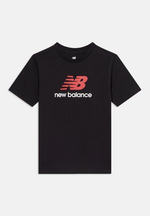 Svart T-skjorte med korte ermer, med rødt New Balance "NB"-logo og hvit "new balance"-tekst plassert midt på brystet.