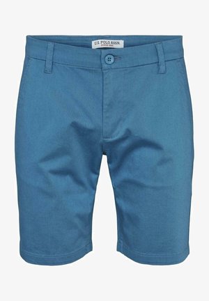 Pantalones cortos azules para hombre hasta la rodilla con botón y trabillas para cinturón, con una etiqueta de U.S. Polo Assn. en la cintura.