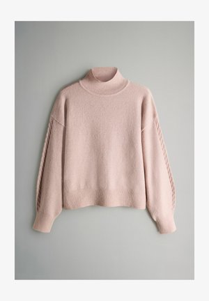 Hellrosa gestrickter Pullover mit hohem, geripptem Kragen, abfallenden Schultern und strukturierten Paneeldetails an den Ärmeln.