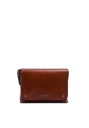 Borsa a tracolla in pelle marrone con chiusura con patta, due borchie metalliche e tracolla regolabile su sfondo bianco.