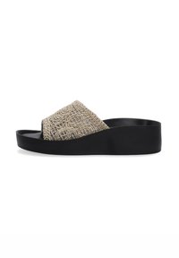 Sandal s plochou podrážkou s béžovou strukturovanou horní částí s výtvarným vzorem, širokým páskem a černou platformou pro výšku a oporu.