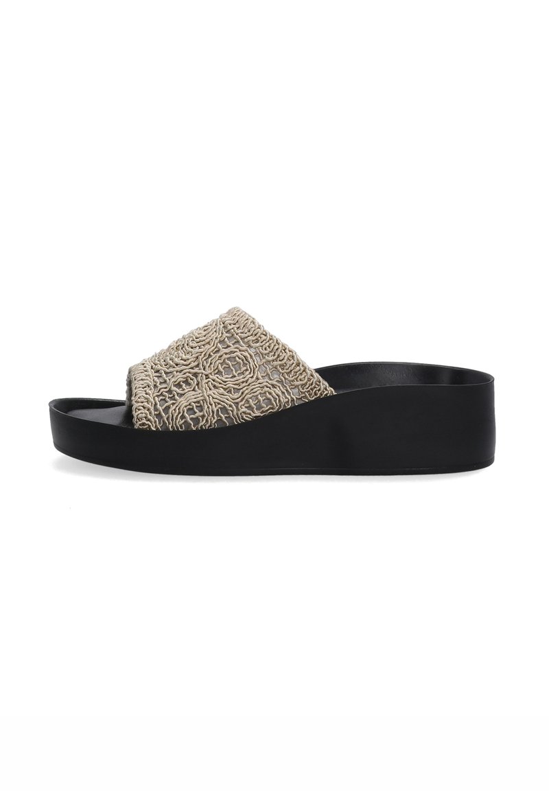Sandal s plochou podrážkou s béžovou strukturovanou horní částí s výtvarným vzorem, širokým páskem a černou platformou pro výšku a oporu.