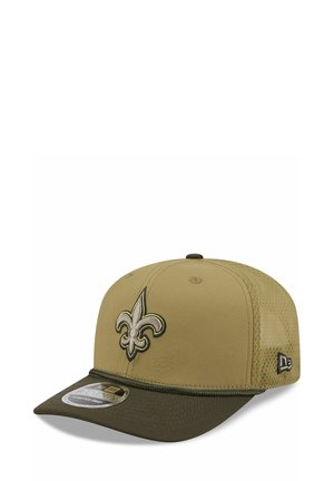 Schirmmütze mit Mesh-Seitenteilen. Verfügt über ein 3D gesticktes Fleur-de-lis-Logo und einen flachen Schirm mit einem kontrastierenden dunkelgrünen Besatz.