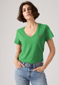 Unselected, fern green