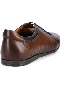 Czarne skórzane buty z perforowanym wzorem, gładką teksturą, czarnymi akcentami, niebieskimi sznurówkami i niskoprofilową gumową podeszwą.