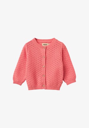 Korallenrosa gestrickte Baby-Strickjacke mit langen Ärmeln, rundem Halsausschnitt, zartem Lochmuster und fünf Knöpfen vorne.