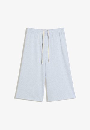 Pantaloni scurți largi de culoare gri deschis, cu talie elastică și șnur crem, așezați pe o suprafață albă.