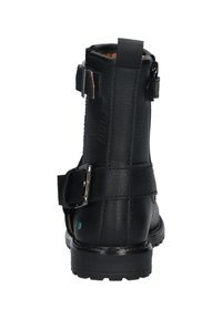 Zwarte leren enkellaars met textuurafwerking, ritssluiting, dubbele gespsluiting en een rubberen zool. Bevat gestikte details op de zijkanten.