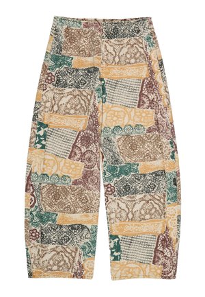 Pantalones holgados con un patrón de patchwork abstracto en beige, mostaza, verde, marrón y negro, con diseños variados de texturas y flores.