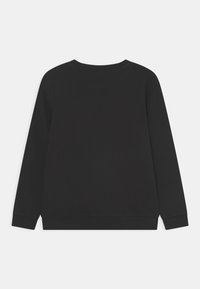 Svart sweatshirt med lange ermer, rund hals, laget av et mykt stoff. Har ribbestrikkede mansjetter og nederkant, glatt tekstur, og ingen synlige mønstre eller detaljer.