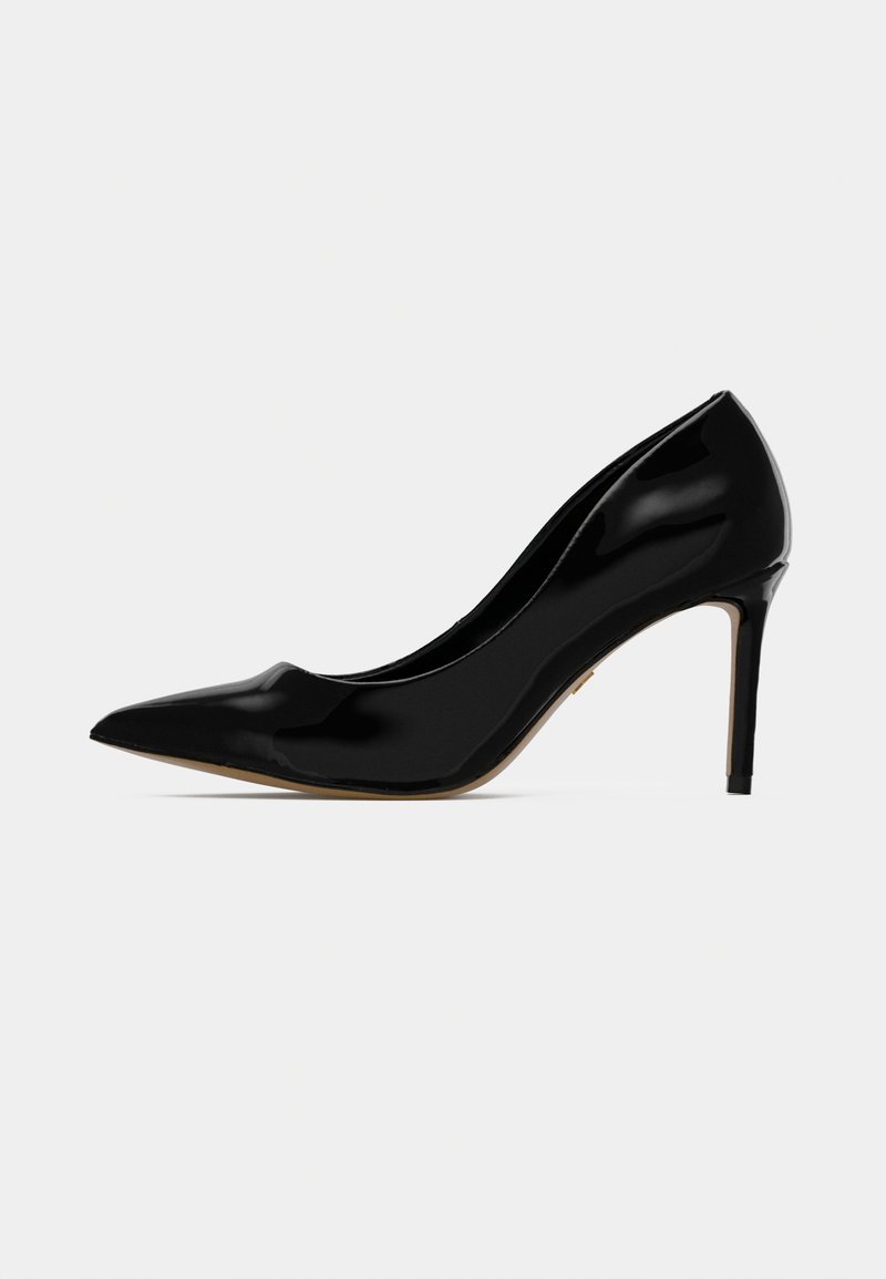 Schwarze Lackleder-Pumps mit spitzem Zehenbereich und schlankem Stiletto-Absatz, seitlich auf einem schlichten Hintergrund betrachtet.