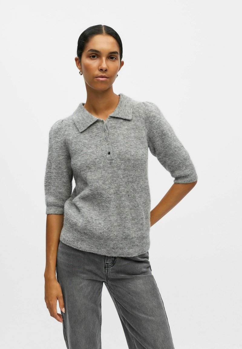 Grauer Strickpullover mit Kragen, Dreiviertelärmeln und Knopfverschluss; strukturiertes Gewebe mit weichem, gemütlichem Aussehen.