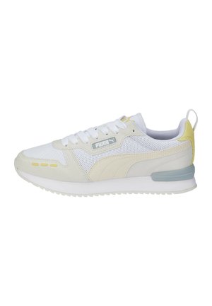 Hvide sports sneakers i mesh og ruskind, med en lys gul accent, grå branding og en polstret sål.