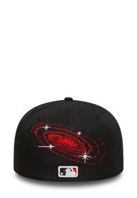 Gorra de béisbol negra con diseño de galaxia roja bordado y estrellas blancas, con un pequeño logo de la MLB en blanco y rojo en la parte trasera.