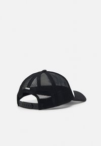 Svart baseballcaps med nettbakside, flat skygge og justerbar klemmelukking. Har et solid frontdesign og ventilert bakdesign.
