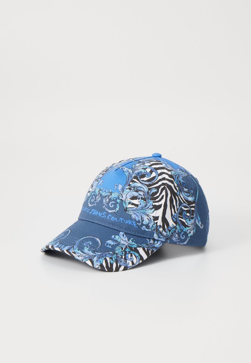 Blå baseballcap med et utsmykket blått og svart zebra-mønster, laget av stoff med en strukturert skygge og brodert logo på forsiden.