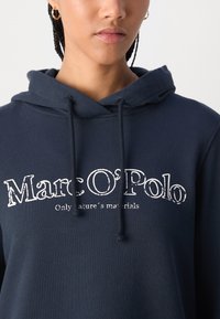 Marc O'Polo LONG SLEEVE HOODED LOGO PRINT - Camisola - deep blue sea