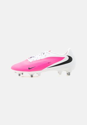 Chaussure de football Nike blanche et rose avec logos Swoosh noirs et semelle à crampons, vue de côté extérieur sur un fond uni.