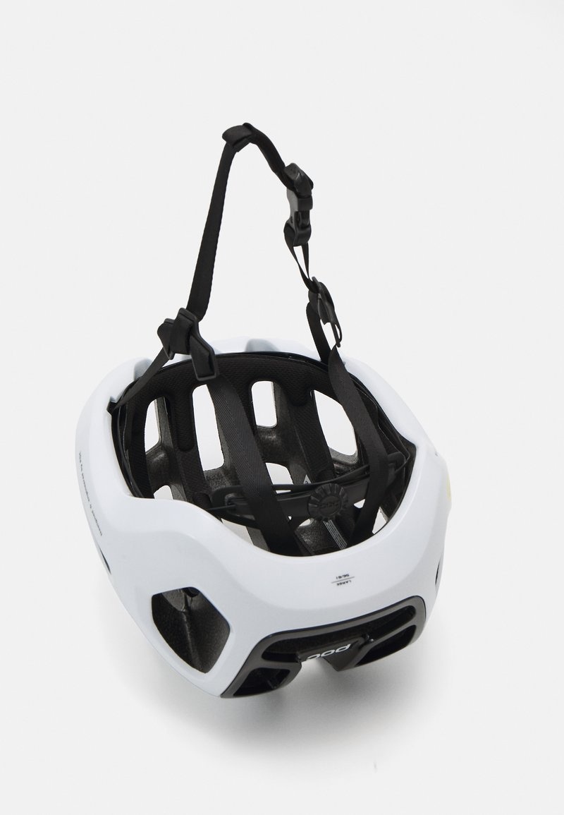 Weißer Fahrradhelm von innen, ausgestattet mit schwarzen verstellbaren Riemen und Belüftungslöchern auf einem weißen Hintergrund.