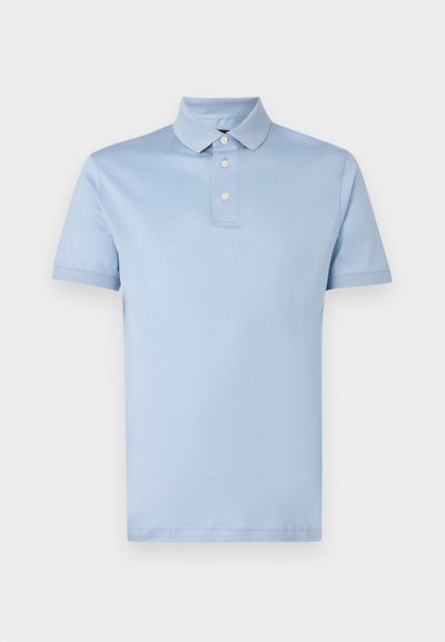 Camisa polo azul clara, feita de algodão, com colarinho, três botões e um logótipo discreto do lado esquerdo. Mangas curtas, design simples.